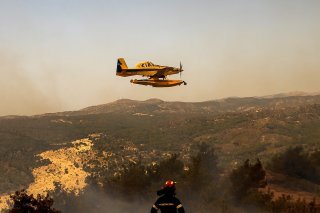 Dix Canadairs et 8 hélicoptères opéraient dimanche dans le sud-est de l'île de Rhodes, ainsi que 49 camions de pompiers, selon le porte-parole des pompiers. Le feu y a contraint samedi à l'évacuation de quelque 30'000 personnes.